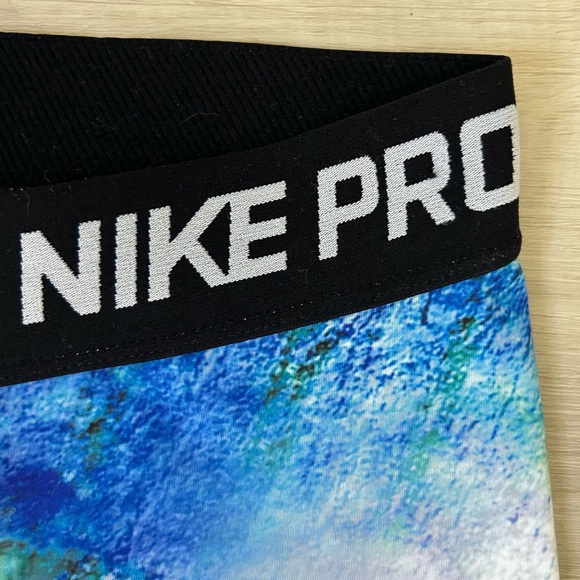 Nike Pro Capri Leggings - Picture 3 of 5